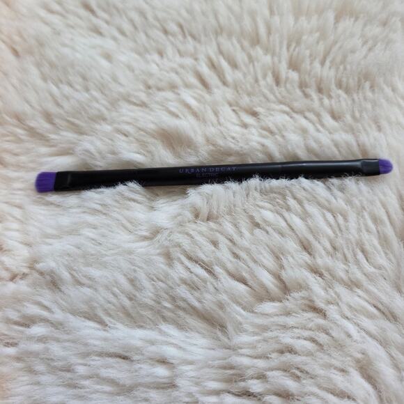 Urban Decay Electric Eyeshadow dual end brush - Picture 2 of 3